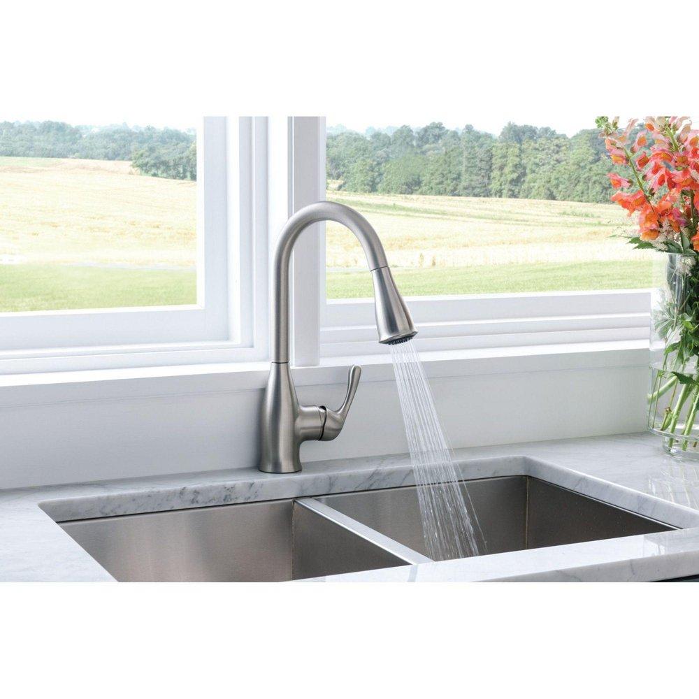 Single Handle Kitchen Faucet in Spot Resist&trade; Stainless 