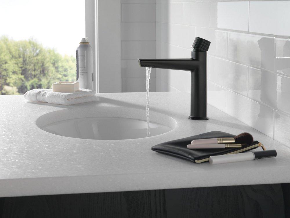 Single Handle Bathroom Faucet inMatte Black 