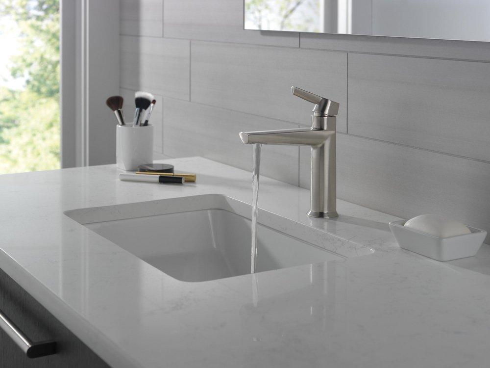 Single Handle Centerset Bathroom Sink Faucet in Brilliance&reg; Stainless 