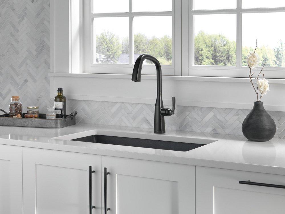 Single Handle Pull Down Kitchen Faucet in Matte Black 