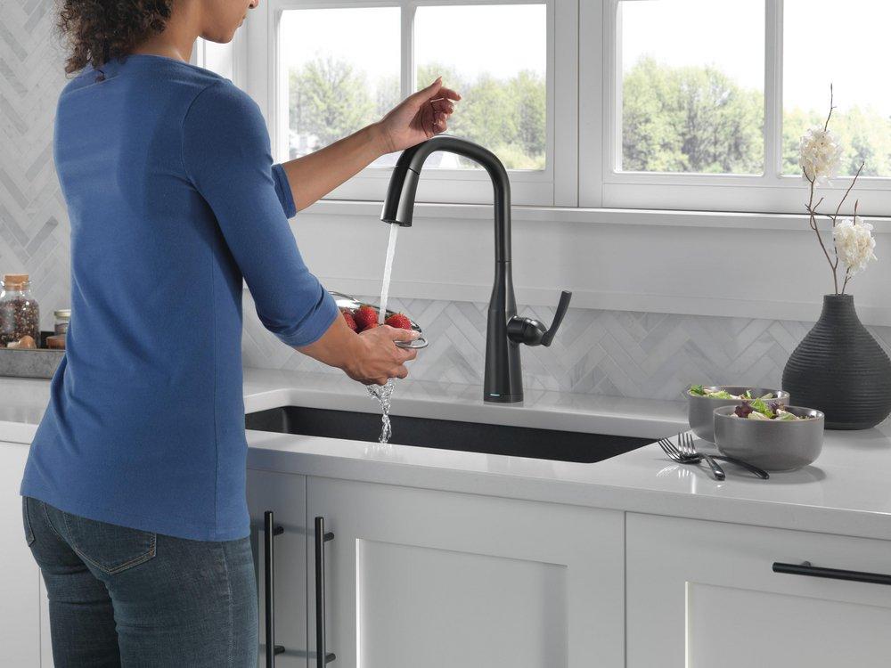 Single Handle Pull Down Kitchen Faucet in Matte Black 