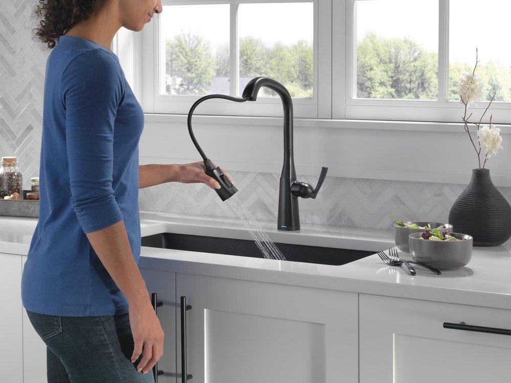 Single Handle Pull Down Kitchen Faucet in Matte Black 