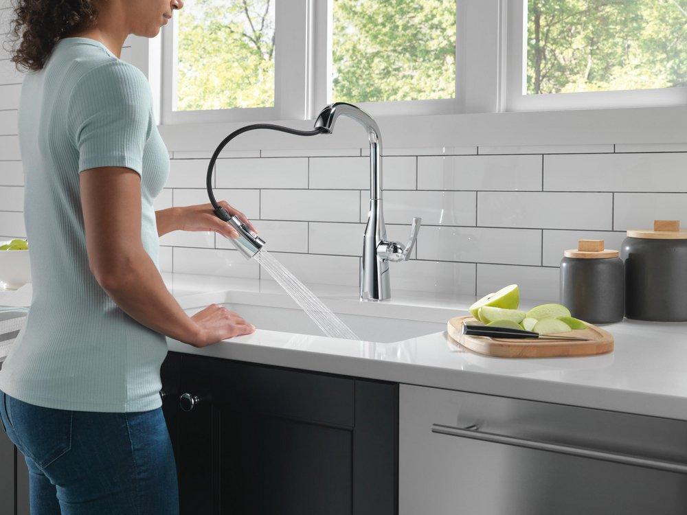 Delta Faucet Lumicoat Chrome Single Handle Pull Down Kitchen Faucet 