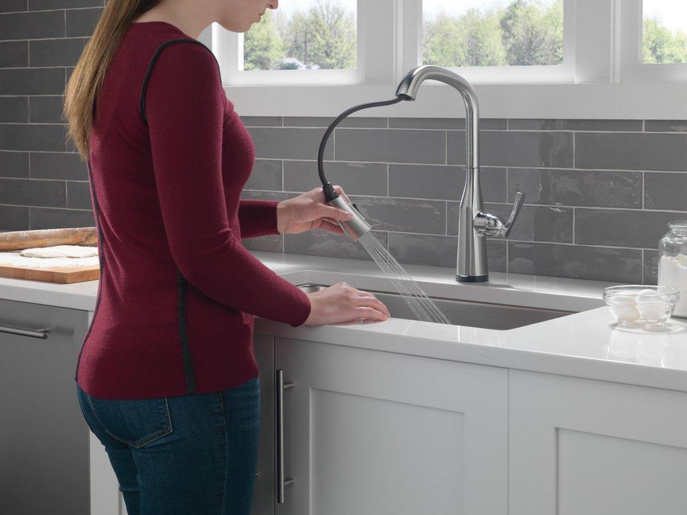 Single Handle Pull Down Kitchen Faucet in Arctic Stainless 