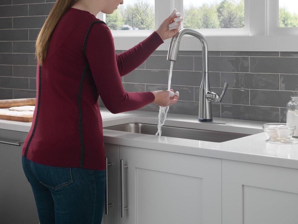 Single Handle Pull Down Kitchen Faucet in Arctic Stainless 