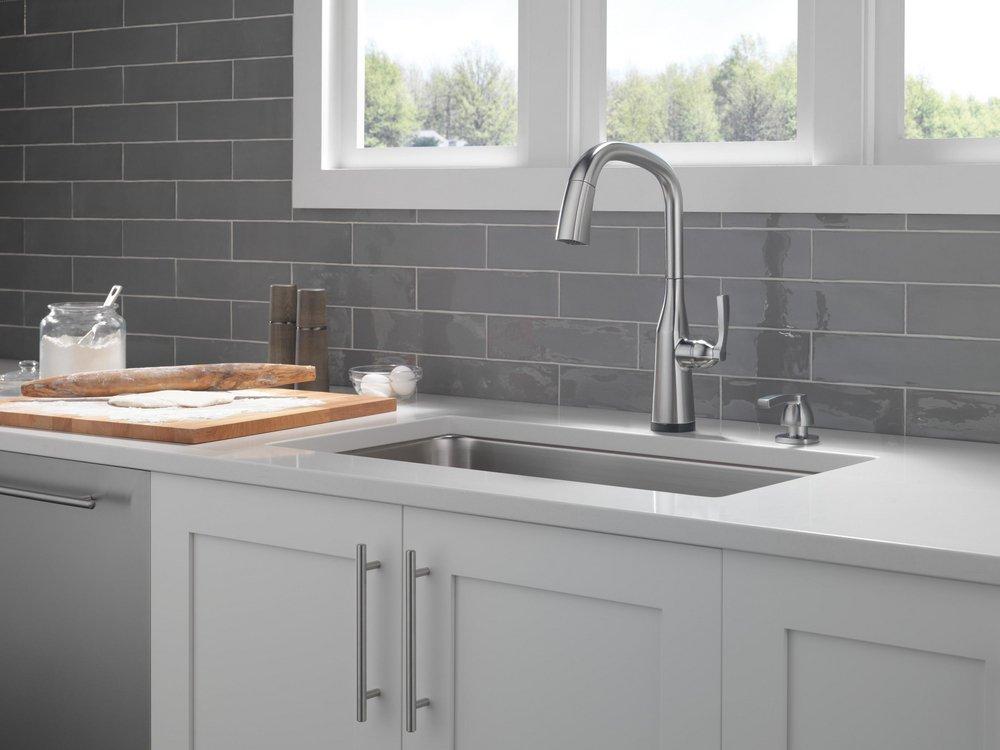 Single Handle Pull Down Kitchen Faucet in Arctic Stainless 