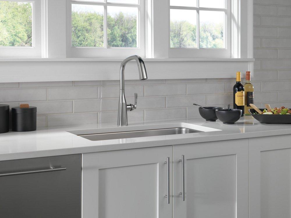 Single Handle Pull Down Kitchen Faucet in Lumicoat&reg; Arctic Stainless 