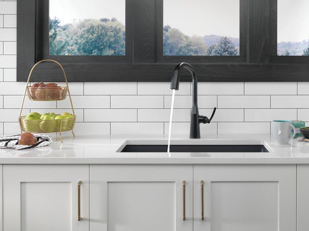 Single Handle Pull Down Kitchen Faucet in Matte Black 