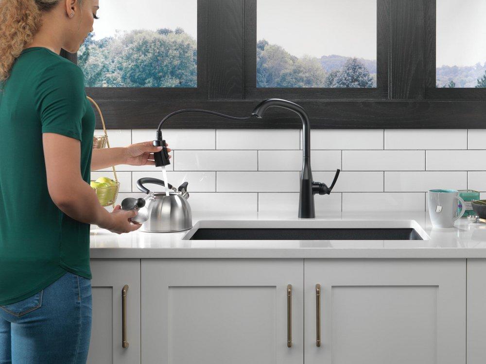 Single Handle Pull Down Kitchen Faucet in Matte Black 