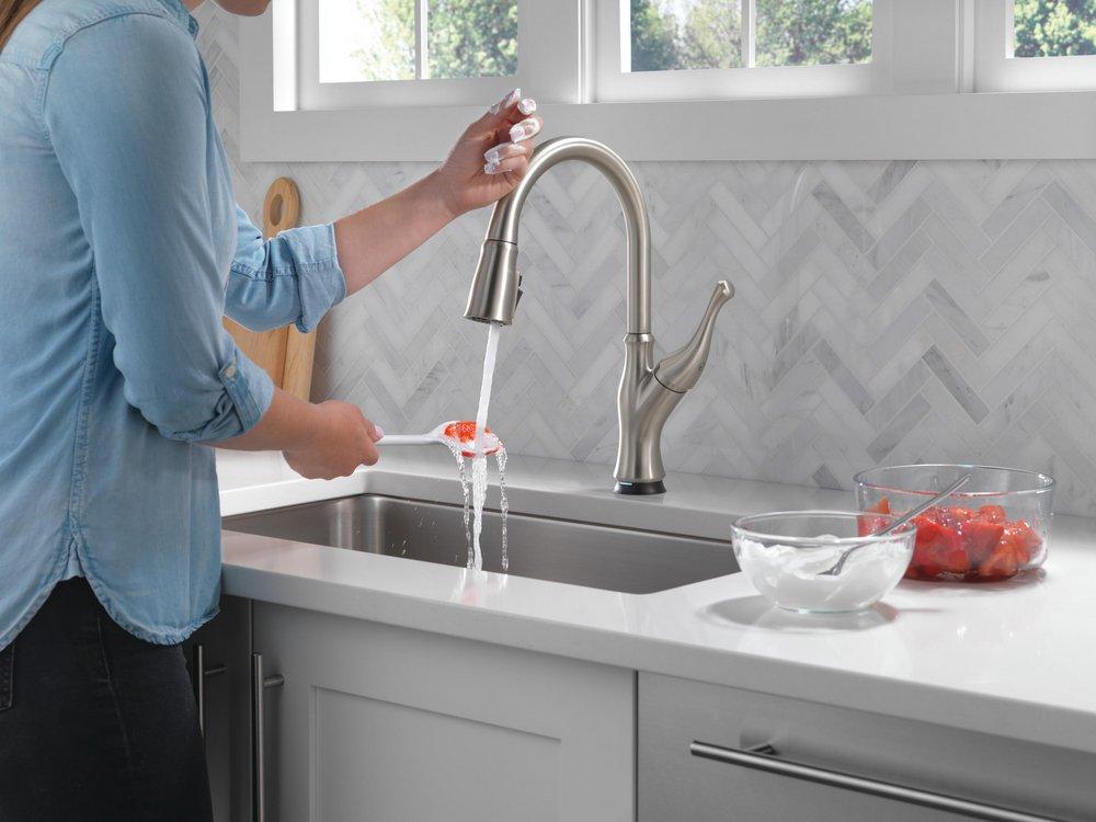 Delta Faucet SpotShield Stainless Single Handle Pull Down Kitchen Faucet 