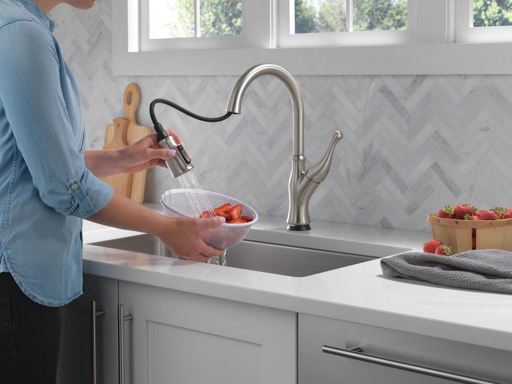 DELTA OPHELIA SINGLE-HANDLE PULL-DOWN KITCHEN FAUCET WITH TOUCH2O TECHNOLOGY 