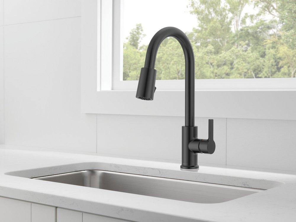 Single Handle Pull Down Kitchen Faucet in Matte Black 