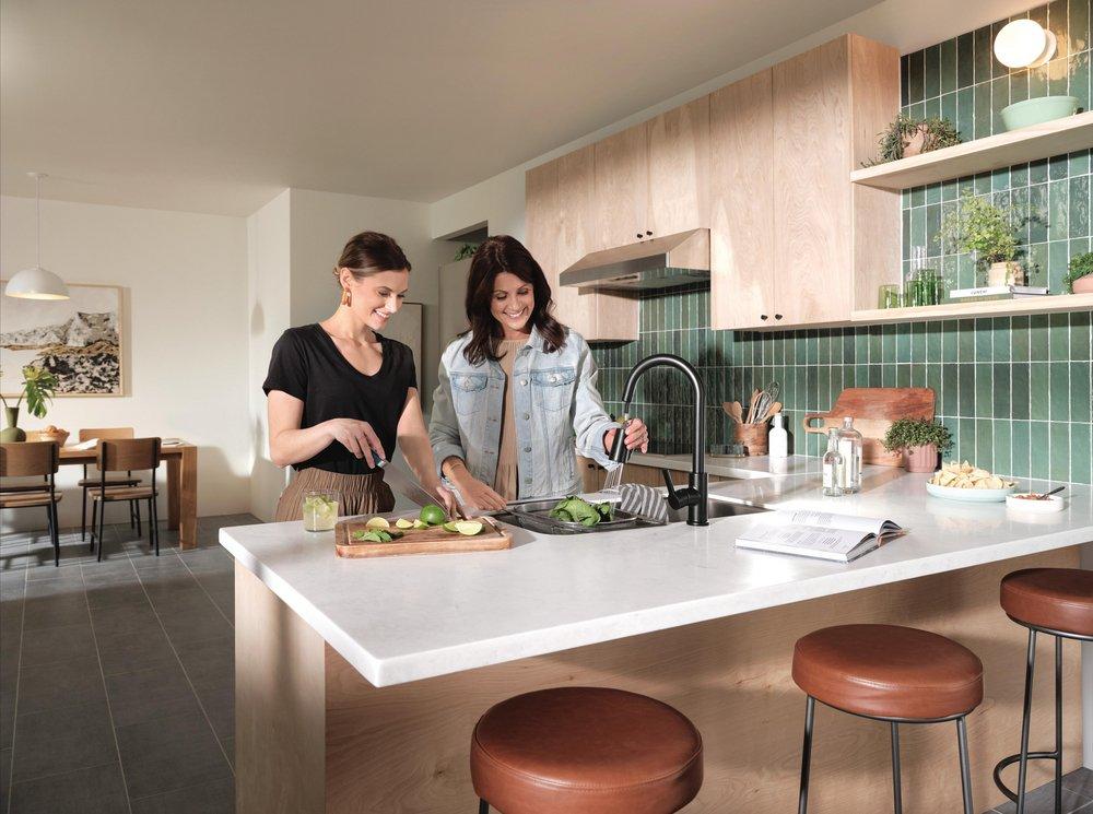 Single Handle Pull Down Kitchen Faucet in Matte Black 