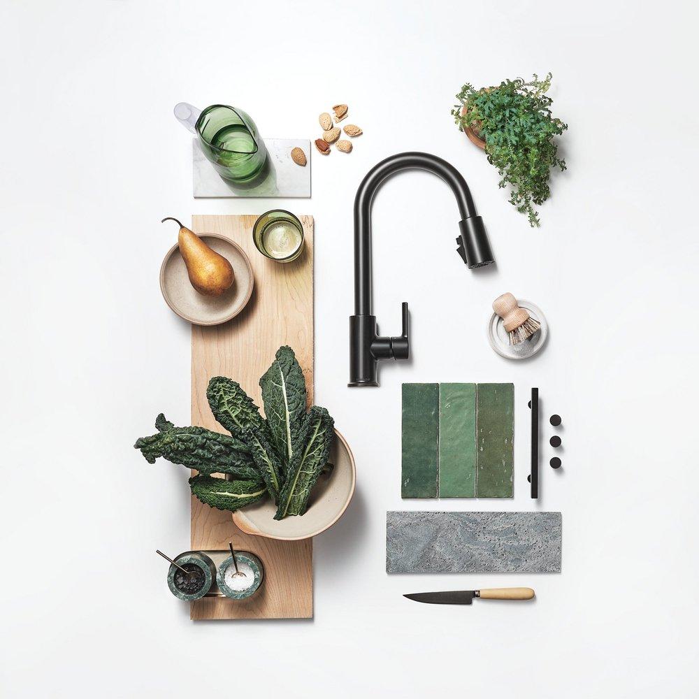 Single Handle Pull Down Kitchen Faucet in Matte Black 