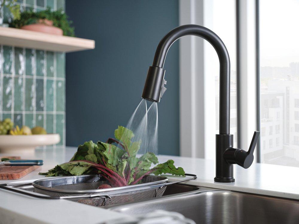 Single Handle Pull Down Kitchen Faucet in Matte Black 