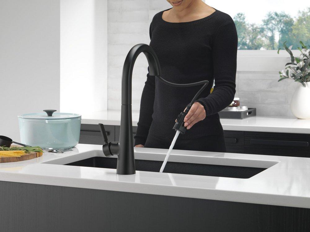 Delta Faucet Matte Black Single Handle Pull Down Kitchen Faucet 