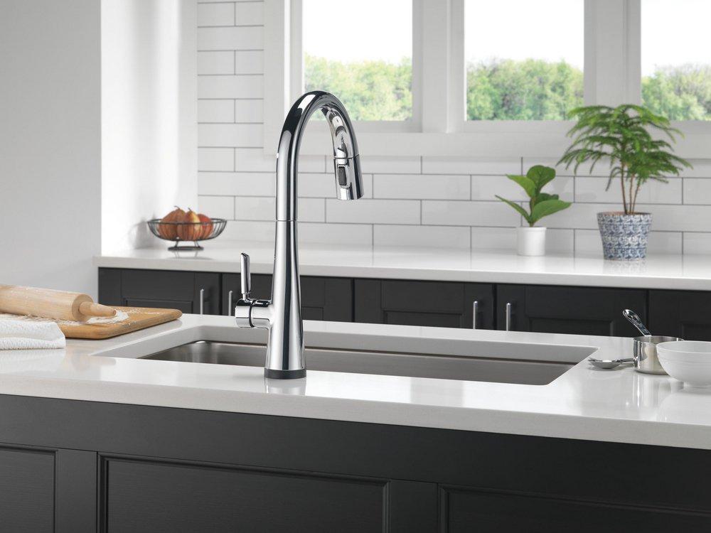 Delta Faucet Lumicoat Chrome Single Handle Pull Down Kitchen Faucet 