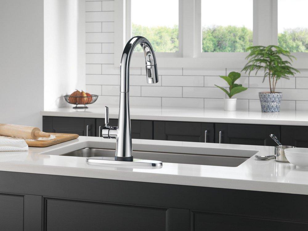 Delta Faucet Lumicoat Chrome Single Handle Pull Down Kitchen Faucet 