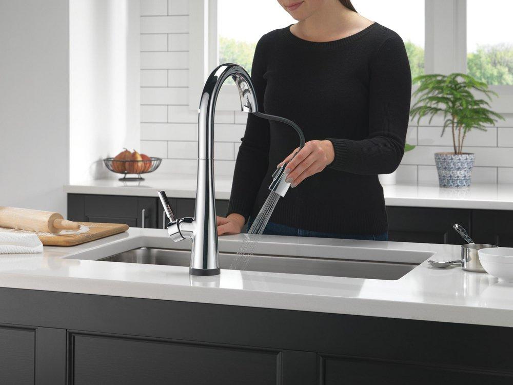 Delta Faucet Lumicoat Chrome Single Handle Pull Down Kitchen Faucet 