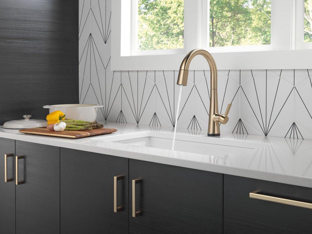 CCY LF DELTA MONROVIA - SINGLE HANDLE PULL-DOWN KITCHEN FAUCET WITH TOUCH2O TECHNOLOGY 1.8 GPM LUMICOAT CHAMPAGNE BRONZE 