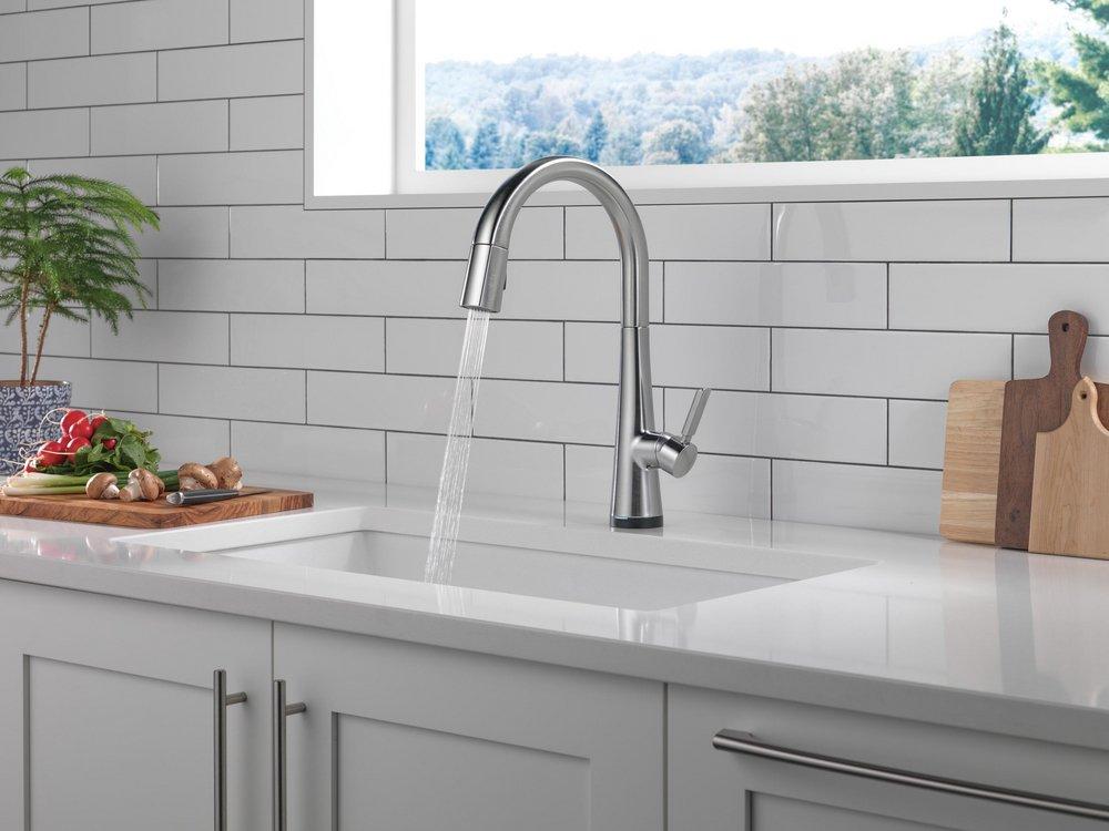 Delta Faucet Lumicoat Arctic Stainless Single Handle Pull Down Kitchen Faucet 