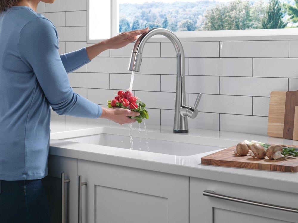 Delta Faucet Lumicoat Arctic Stainless Single Handle Pull Down Kitchen Faucet 