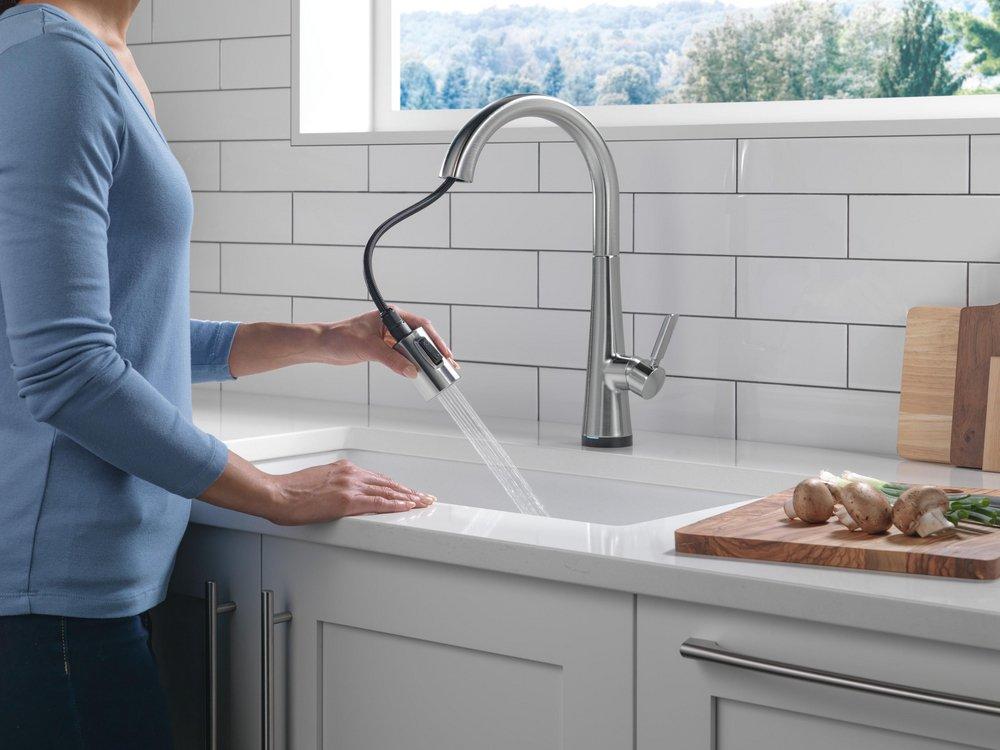 Delta Faucet Lumicoat Arctic Stainless Single Handle Pull Down Kitchen Faucet 