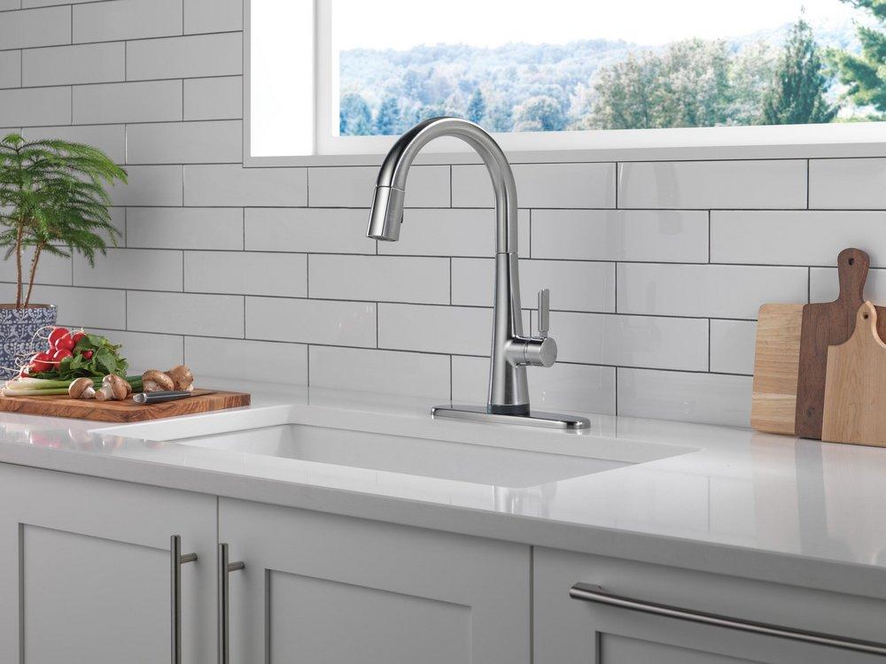 Delta Faucet Lumicoat&reg; Arctic Stainless Single Handle Pull Down Kitchen Faucet 