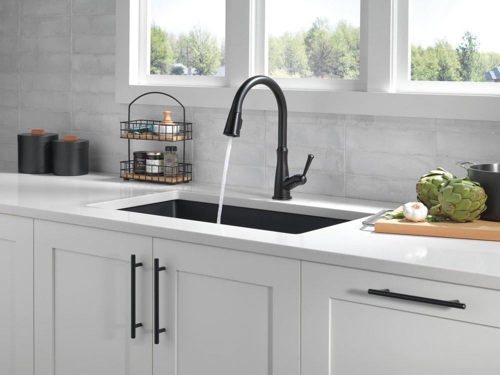 Single Handle Pull Down Kitchen Faucet in Matte Black 