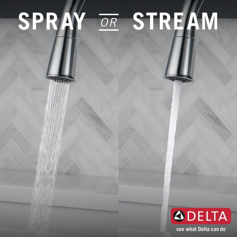 Single Handle Pull Down Sprayer Kitchen Faucet in Chrome 