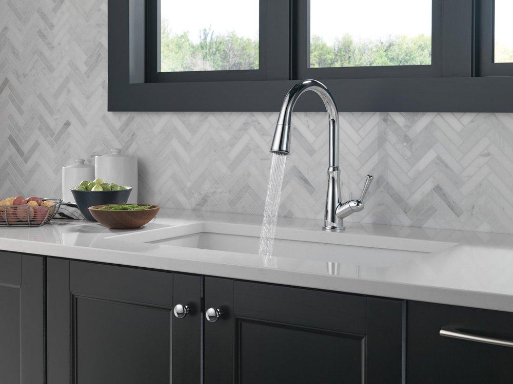 Single Handle Pull Down Sprayer Kitchen Faucet in Chrome 