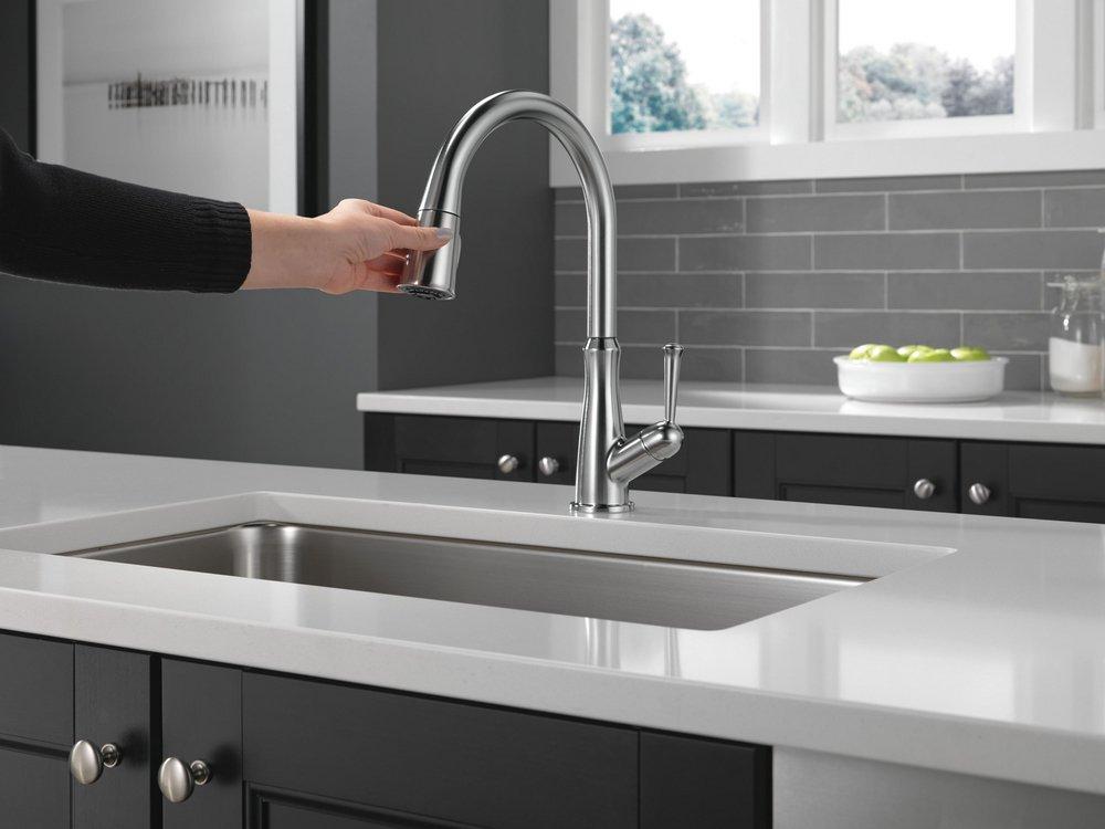 Single Handle Pull Down Sprayer Kitchen Faucet in Arctic Stainless 
