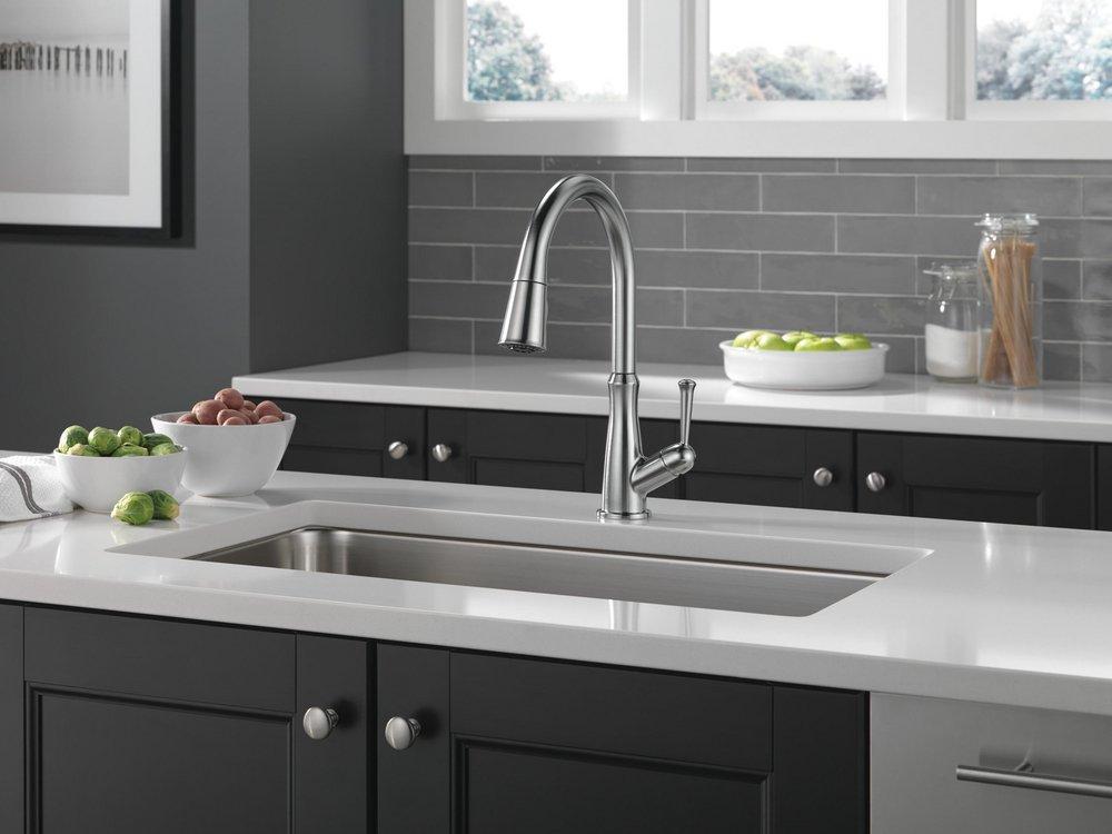 Single Handle Pull Down Sprayer Kitchen Faucet in Arctic Stainless 