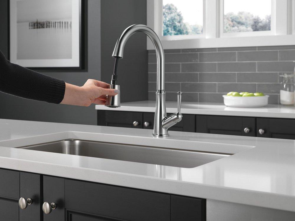Single Handle Pull Down Sprayer Kitchen Faucet in Arctic Stainless 