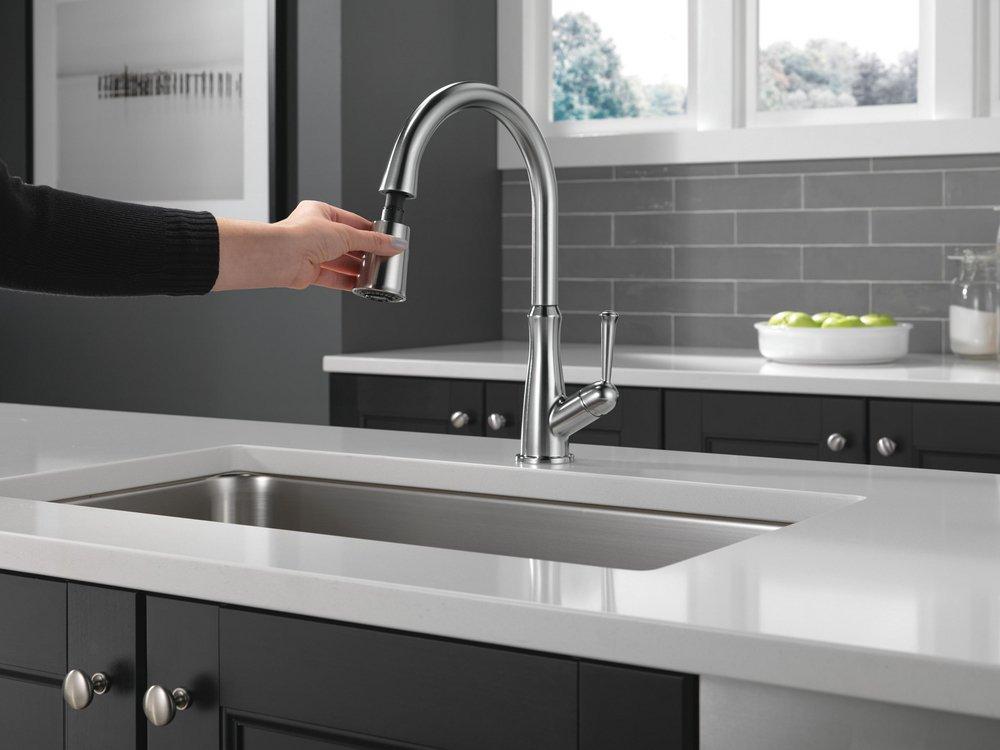 Single Handle Pull Down Sprayer Kitchen Faucet in Arctic Stainless 