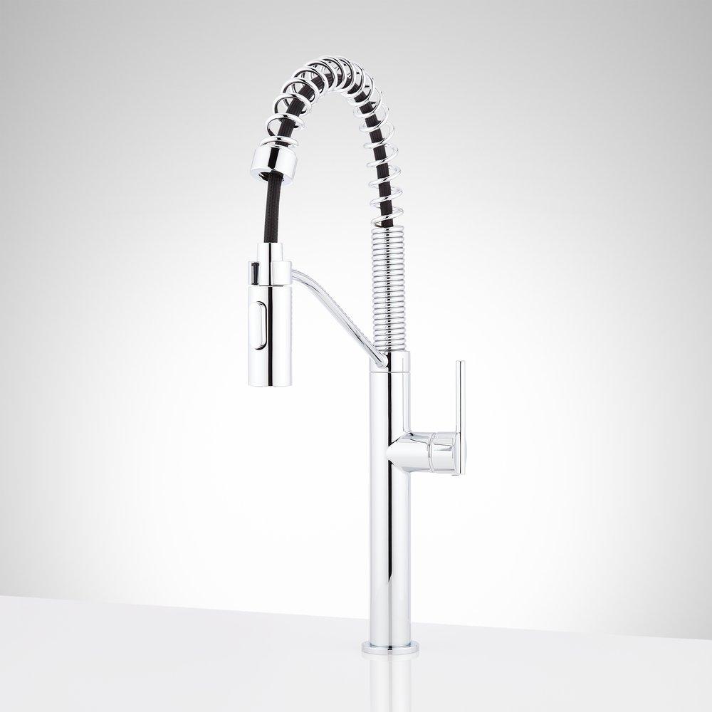Single Handle Pull Down Kitchen Faucet in Chrome 
