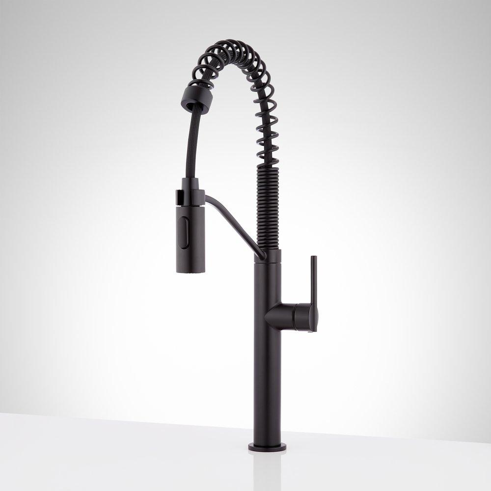 Single Handle Pull Down Kitchen Faucet in Matte Black 