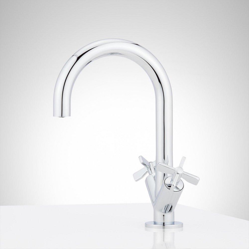 Single Handle Bathroom Sink Faucet in Chrome 