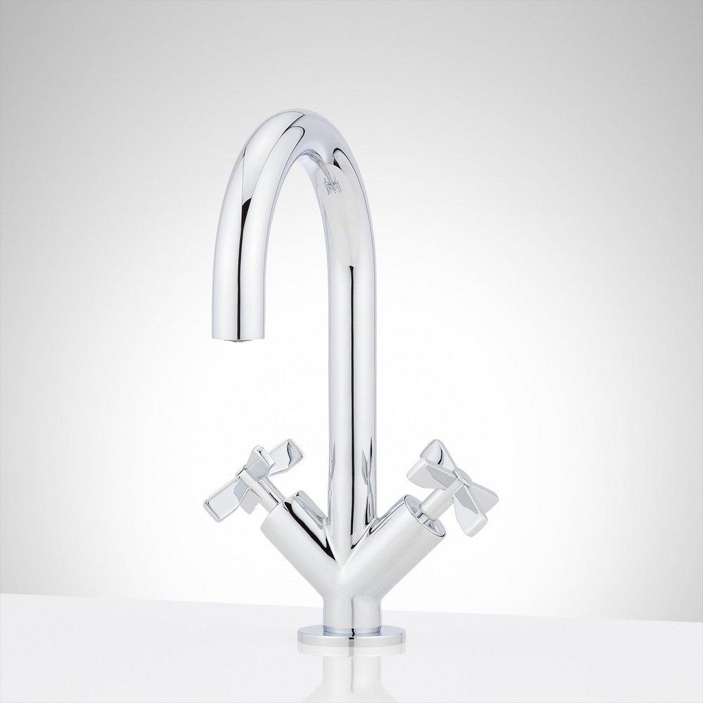 Single Handle Bathroom Sink Faucet in Chrome 