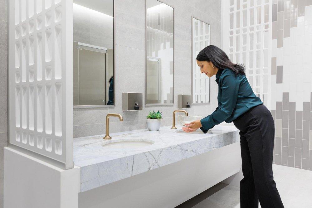 COMMERCIAL 800DPA: ELECTRONIC LAVATORY FAUCET WITH PROXIMITY SENSING TECHNOLOGY - HARDWIRE OPERATED TRIM 0.5GPM 