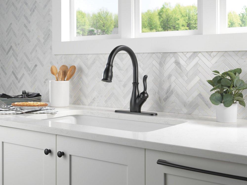 Single Handle Pull Down Kitchen Faucet in Matte Black 