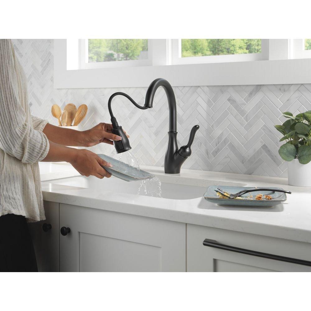 Single Handle Pull Down Kitchen Faucet in Matte Black 